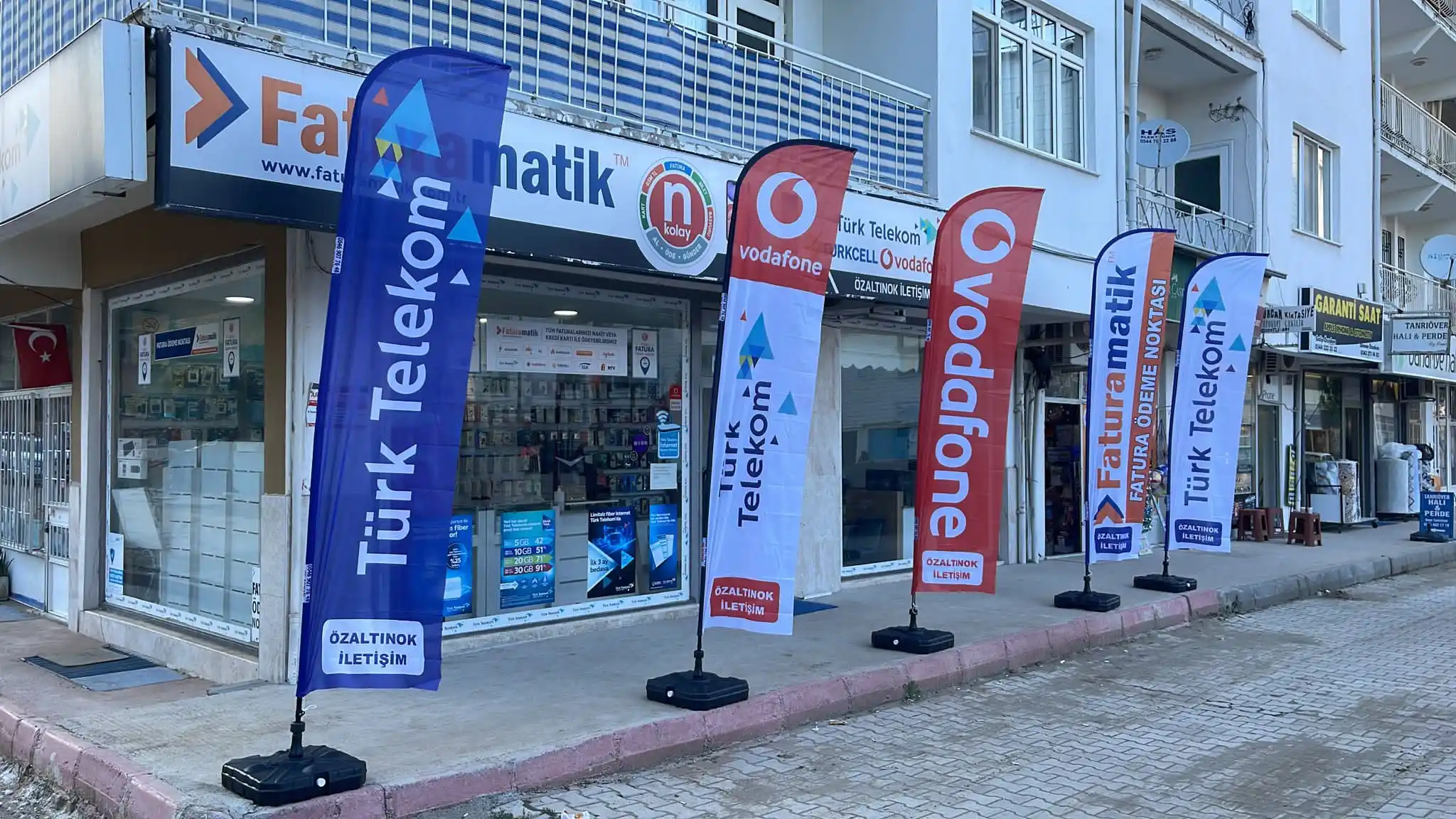 Cep Telefoncu Olta Bayrağı-63
